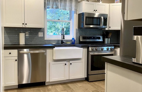Sawyer House | Pet friendly! Minutes from Lake Michigan. 1hr 20 mins from Chicago