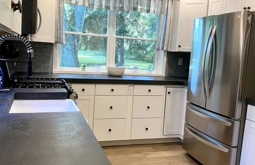 Sawyer House | Pet friendly! Minutes from Lake Michigan. 1hr 20 mins from Chicago