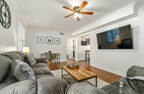Mobile Apartment | Pet-Friendly Mobile Condo about 4 Mi to Downtown!