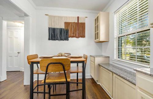 Mobile Apartment | Pet-Friendly Mobile Condo about 4 Mi to Downtown!