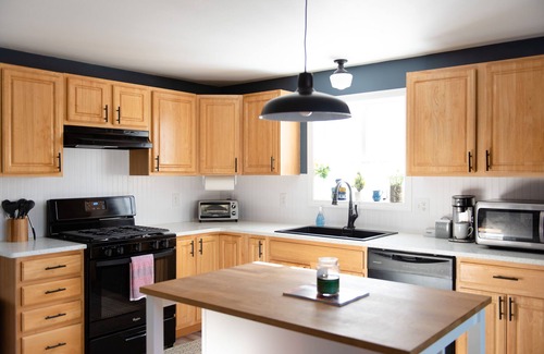 Union Ski Chalet | Pet-Friendly Mountainside Chalet w/ Gas Fireplace, Big Deck, & Sunset Views