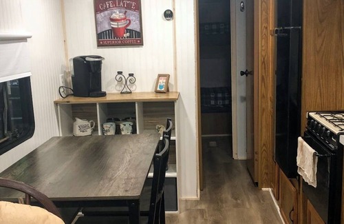Cleveland House | Pet Friendly Mountain RV with Porch 10 min from Helen