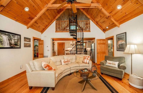 Rosman House | Pet friendly! Mountain views and only 20 mins to Brevard!