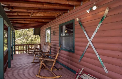 Alto Cabin | Pet-Friendly [no fee!] A-Frame Cabin w/Double-decker Mountain View & Hot Tub