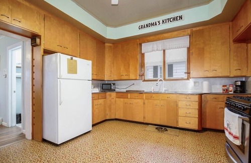 Manistee House | Pet friendly one bedroom home close to everything!