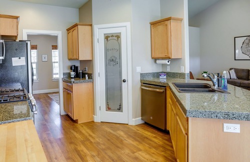 Deschutes River Woods House | Pet-Friendly Oregon Retreat w/Patio & Hot Tub!