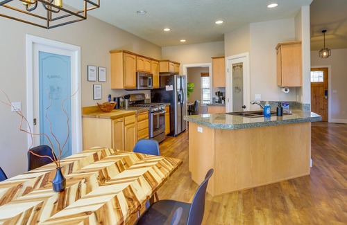 Deschutes River Woods House | Pet-Friendly Oregon Retreat w/Patio & Hot Tub!
