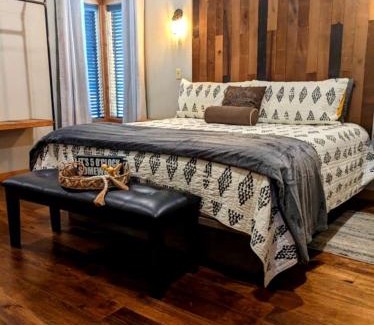 Broken Bow House | Pet Friendly Paradise in the Southern Hills of Hochatown, Oklahoma, Perfect for a Weekend Escape