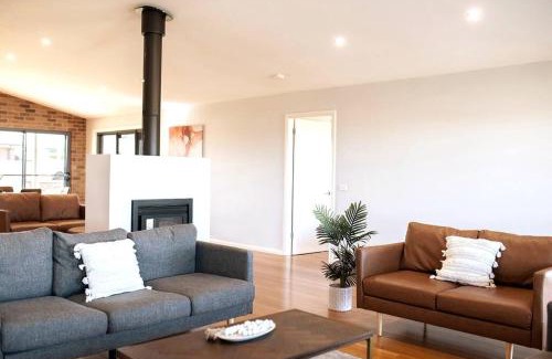 Eglinton House | Pet-Friendly Paradise Retreat with Pizza Oven