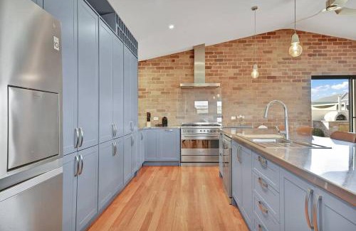 Eglinton House | Pet-Friendly Paradise Retreat with Pizza Oven