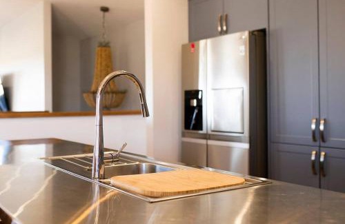 Eglinton House | Pet-Friendly Paradise Retreat with Pizza Oven