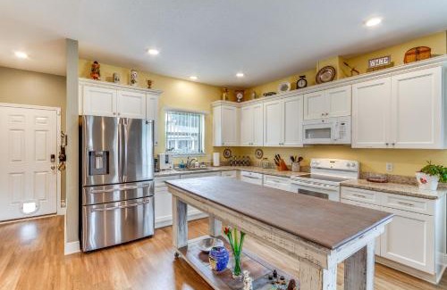 Warrington House | Pet-Friendly Pensacola Home about 2 Mi to Bruce Beach!