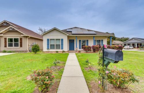 Warrington House | Pet-Friendly Pensacola Home about 2 Mi to Bruce Beach!