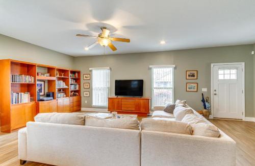 Warrington House | Pet-Friendly Pensacola Home about 2 Mi to Bruce Beach!