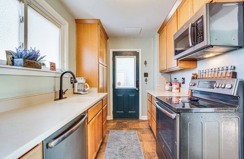 South Hills House | Pet-Friendly Pittsburgh Home: 3 Mi to Downtown!
