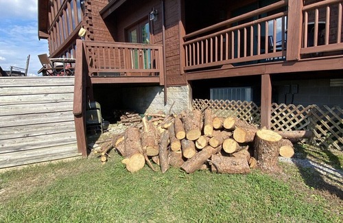 Spencer Cabin | Pet friendly, playground, patio, fire pit, fireplaces