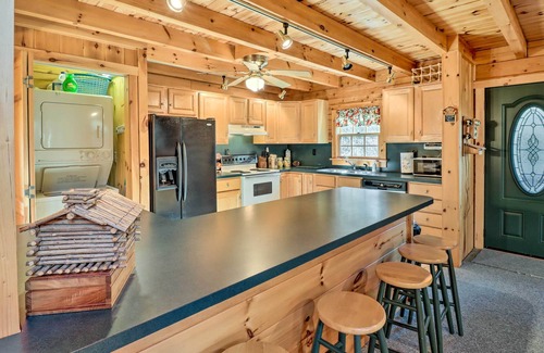 Jim Thorpe Cabin | Pet-Friendly Poconos Cabin: Deck & Fire Pit!