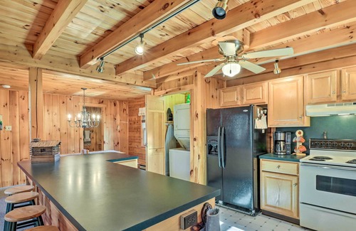 Jim Thorpe Cabin | Pet-Friendly Poconos Cabin: Deck & Fire Pit!