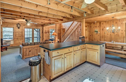 Jim Thorpe Cabin | Pet-Friendly Poconos Cabin: Deck & Fire Pit!