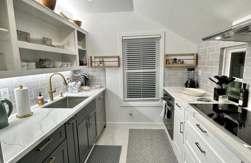 Washington Ave./ Memorial Park House | PET FRIENDLY! Private Quiet Home! Spring 2025 Special!