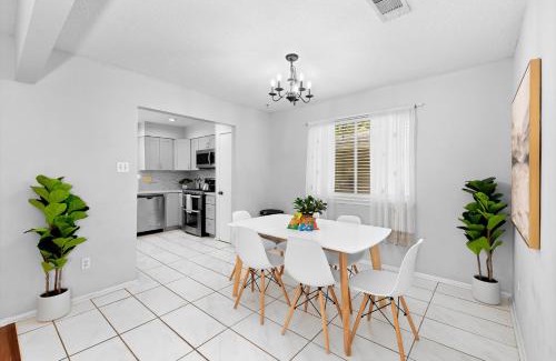 Milwood House | Pet Friendly - Q2 & Domain - King Bed, Pool Table