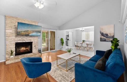 Milwood House | Pet Friendly - Q2 & Domain - King Bed, Pool Table