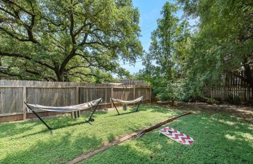 Milwood House | Pet Friendly - Q2 & Domain - King Bed, Pool Table