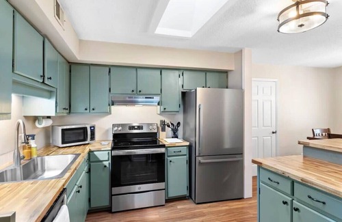 Cary House | Pet Friendly Relaxing Retreat Walk to DT|King Bed