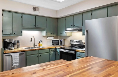Cary House | Pet Friendly Relaxing Retreat Walk to DT|King Bed