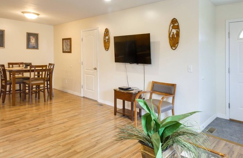 Brookline Station House | Pet-Friendly Republic Vacation Rental w/ Deck!