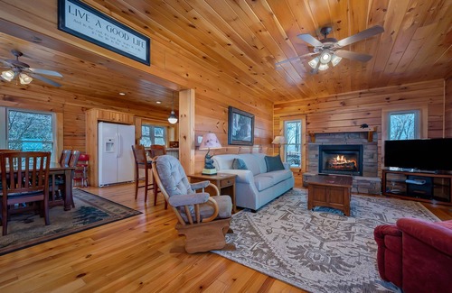 Lynn House | Pet-Friendly Retreat in Comfortable 4BR Bears Den