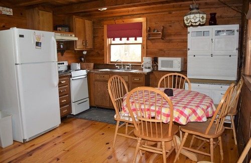 Townsend Cabin | Pet Friendly ☀River Access☀2 bdrm/1 bath☀At Park Entrance☀Screened Porch