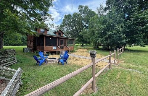 Townsend Cabin | Pet Friendly ☀River Access☀2 bdrm/1 bath☀At Park Entrance☀Screened Porch