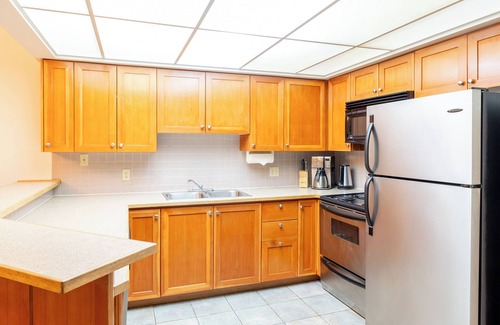 Upper Village Apartment | Pet-Friendly Rooftop Hot Tub 15 Min Walk to Centre Free Parking & Shuttle