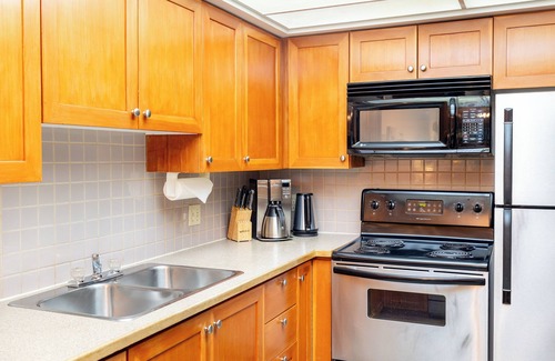 Upper Village Apartment | Pet-Friendly Rooftop Hot Tub 15 Min Walk to Centre Free Parking & Shuttle