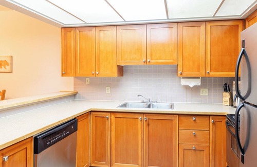 Upper Village Apartment | Pet-Friendly Rooftop Hot Tub 15 Min Walk to Centre Free Parking & Shuttle