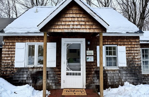 Bartlett Cottage | Pet-friendly rustic ski cottage! nNH Wooded Oasis, one mile to large Ski Resort!