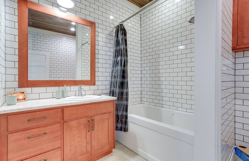 Phinney Ridge House | Pet-Friendly Seattle Home ~ 6 Mi to Downtown!