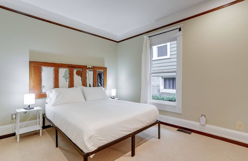 Phinney Ridge House | Pet-Friendly Seattle Home ~ 6 Mi to Downtown!