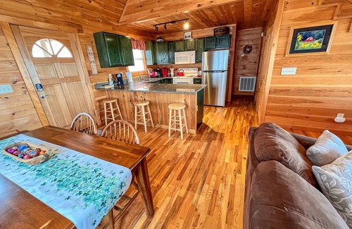 West Jefferson Cabin | Pet-Friendly Sept Retreat - Bring the Whole Family to Absolute High!
