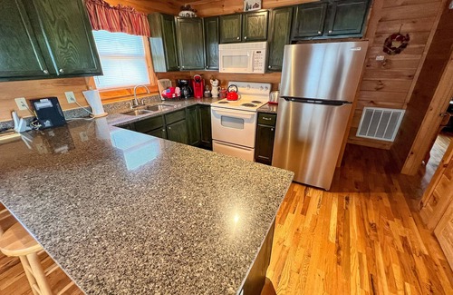 West Jefferson Cabin | Pet-Friendly Sept Retreat - Bring the Whole Family to Absolute High!