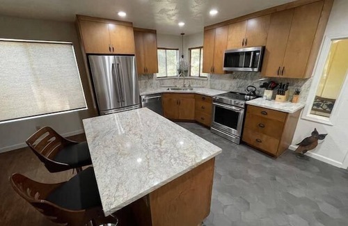 Oakhurst House | Pet Friendly/Sleeps 2/Creek/Creekside Suite
