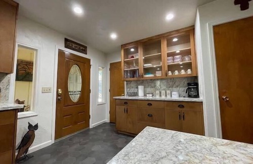 Oakhurst House | Pet Friendly/Sleeps 2/Creek/Creekside Suite