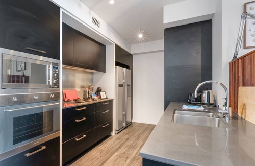 South Brisbane Apartment | Pet Friendly! South Brisbane One Bedroom Apartment
