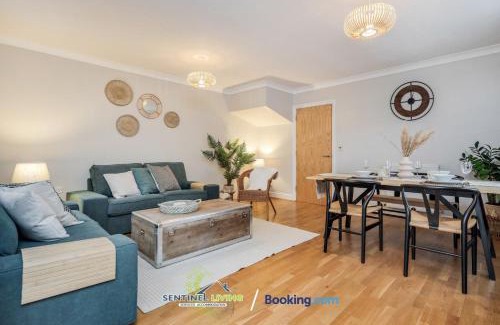 Winkfield House | Pet Friendly Spacious Townhouse By Sentinel Living Ltd With Free Parking
