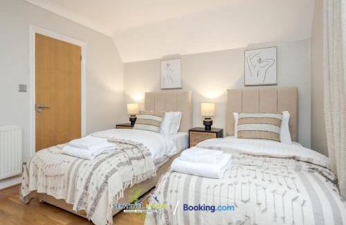 Winkfield House | Pet Friendly Spacious Townhouse By Sentinel Living Ltd With Free Parking