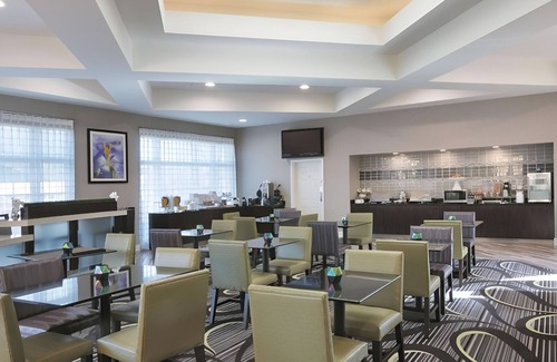 Airport North House | Pet-Friendly Stay – Comfortable Room Near the Airport | Pool | Free Shuttle