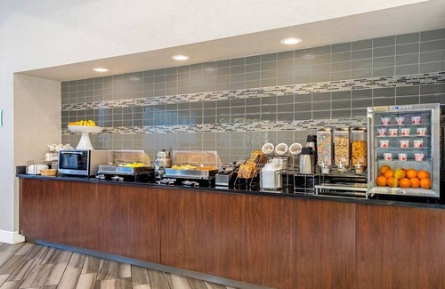 Airport North House | Pet-Friendly Stay – Comfortable Room Near the Airport | Pool | Free Shuttle
