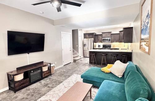 Pocatello House | Pet-Friendly Stay. Convenient location near ISU & Hospital. Mountain View’s.