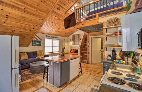 Mountain View Apartment | Pet-Friendly Studio w/Loft & Mountain Views!